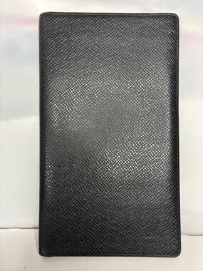 Louis Vuitton Caviar agenda wallet